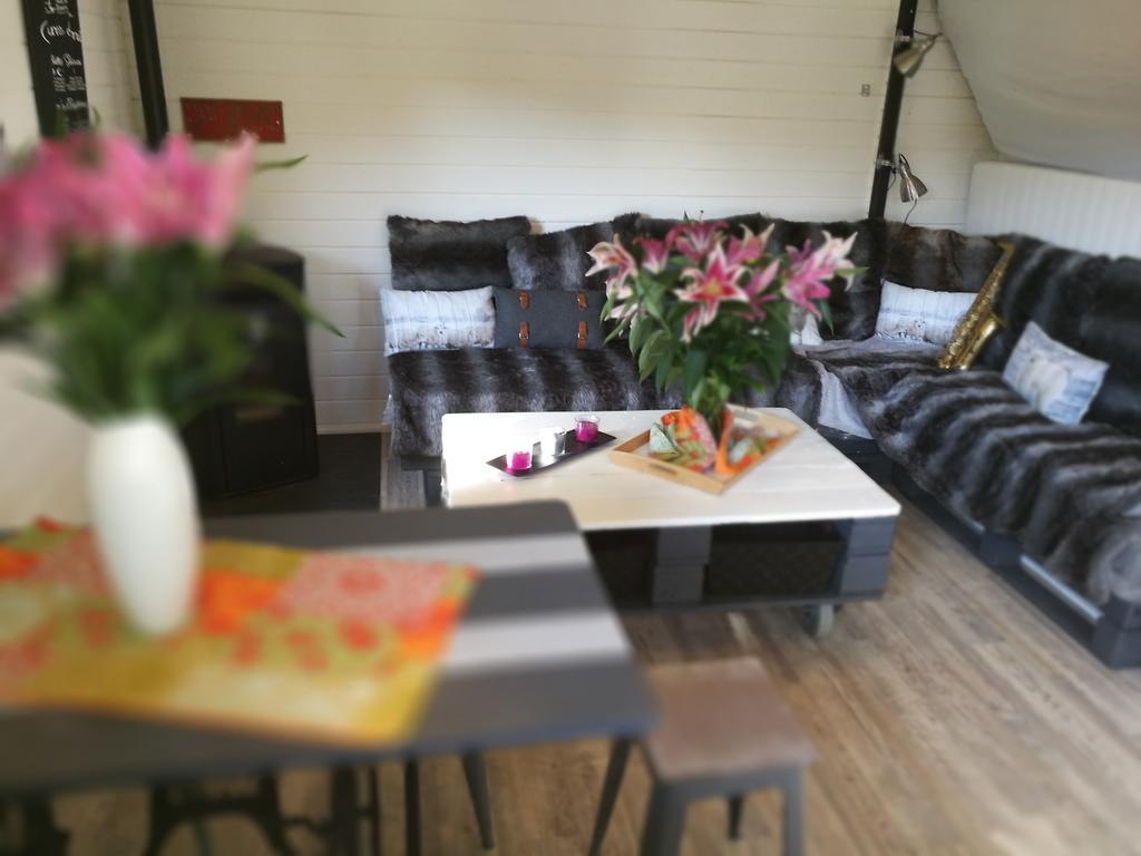 Le Bonimenteur Bed & Breakfast *